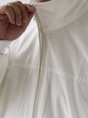 詳細画像
胸元や肩部分に施された立体的なラインデザイン、繊細なグリッド模様、そしてYKK製のマット仕上げファスナーを搭載したポケットの特写。機能性とデザイン性を両立したミリタリースタイルが際立つディテール。
モデル画像
オーバーサイズのシルエットでレイヤードスタイルを楽しめる、多ポケットジャケットを着用したモデルのアウトドアコーディネート。タウンユースやキャンプシーンでの汎用性の高さが映えるスタイル。