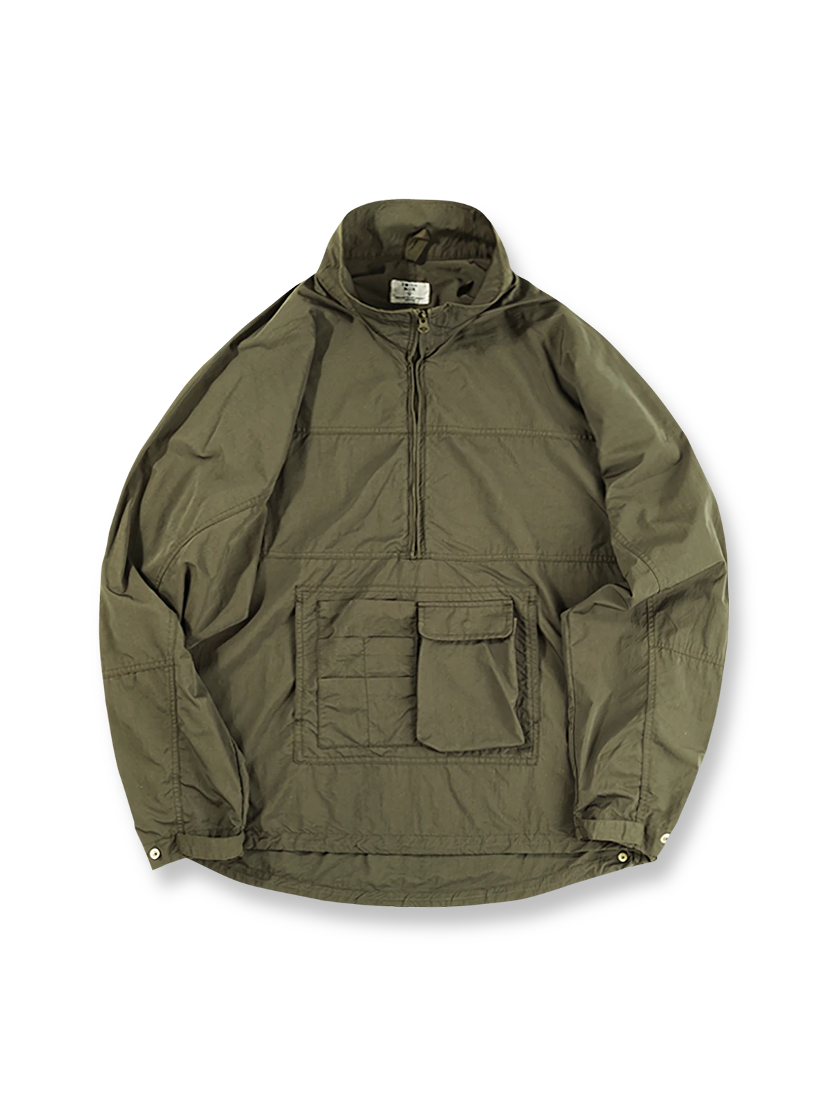 製品画像
軽量で耐久性に優れたナイロンとポリエステルの混紡素材を使用した、多ポケットハーフジップジャケットの全体展示。ヴィンテージ感あふれるデザインと実用的な収納性を備え、アウトドアや日常使いに最適なスタイリッシュなアイテム。
詳細画像
胸元や肩部分に施された立体的なラインデザイン、繊細なグリッド模様、そしてYKK製のマット仕上げファスナーを搭載したポケットの特写。機能性とデザイン性を両立したミリタリースタイルが際立つディテール。