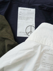 製品画像
軽量で耐久性に優れたナイロンとポリエステルの混紡素材を使用した、多ポケットハーフジップジャケットの全体展示。ヴィンテージ感あふれるデザインと実用的な収納性を備え、アウトドアや日常使いに最適なスタイリッシュなアイテム。
詳細画像
胸元や肩部分に施された立体的なラインデザイン、繊細なグリッド模様、そしてYKK製のマット仕上げファスナーを搭載したポケットの特写。機能性とデザイン性を両立したミリタリースタイルが際立つディテール。