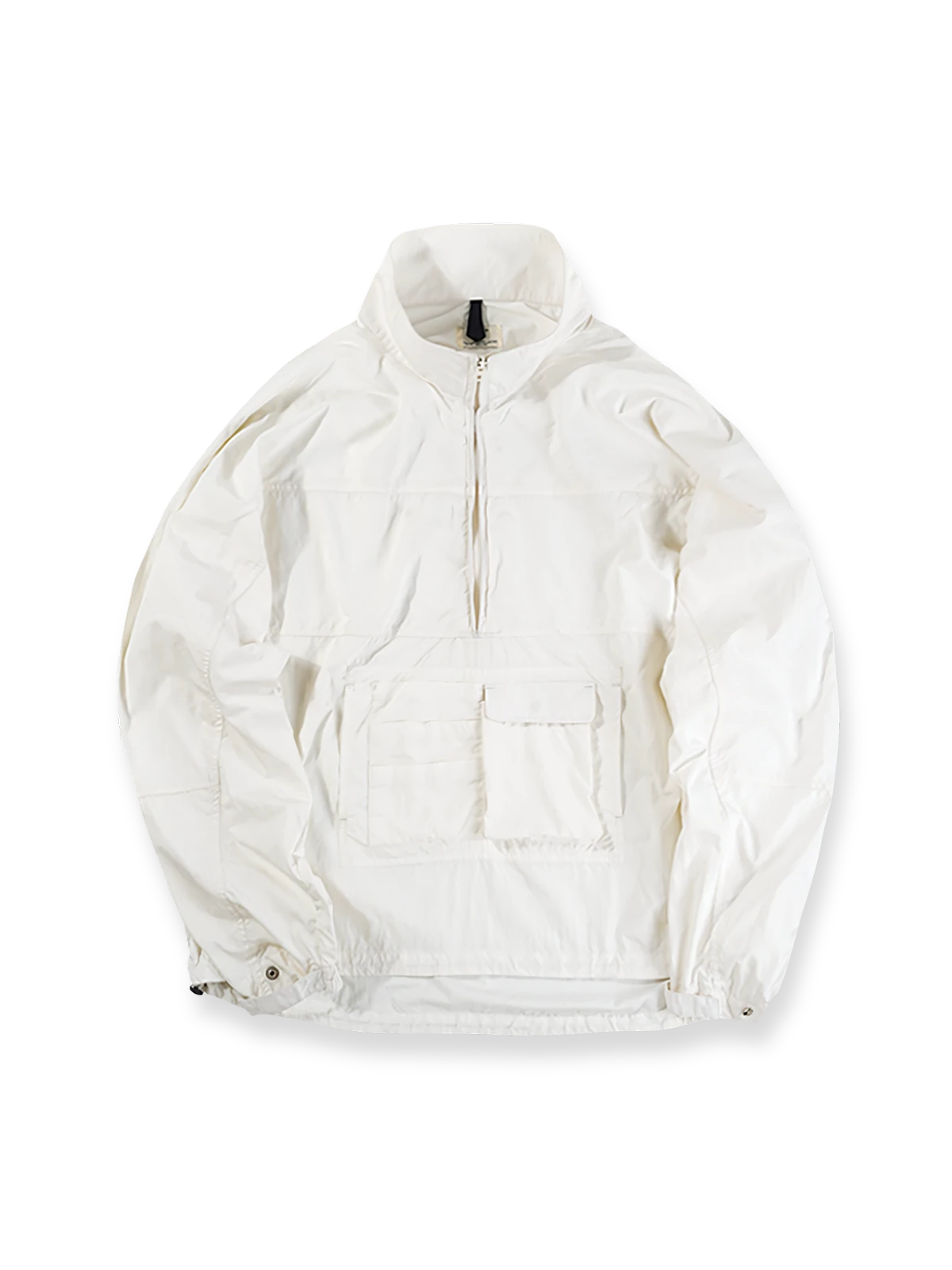 製品画像
軽量で耐久性に優れたナイロンとポリエステルの混紡素材を使用した、多ポケットハーフジップジャケットの全体展示。ヴィンテージ感あふれるデザインと実用的な収納性を備え、アウトドアや日常使いに最適なスタイリッシュなアイテム。
詳細画像
胸元や肩部分に施された立体的なラインデザイン、繊細なグリッド模様、そしてYKK製のマット仕上げファスナーを搭載したポケットの特写。機能性とデザイン性を両立したミリタリースタイルが際立つディテール。