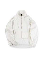 製品画像
軽量で耐久性に優れたナイロンとポリエステルの混紡素材を使用した、多ポケットハーフジップジャケットの全体展示。ヴィンテージ感あふれるデザインと実用的な収納性を備え、アウトドアや日常使いに最適なスタイリッシュなアイテム。
詳細画像
胸元や肩部分に施された立体的なラインデザイン、繊細なグリッド模様、そしてYKK製のマット仕上げファスナーを搭載したポケットの特写。機能性とデザイン性を両立したミリタリースタイルが際立つディテール。