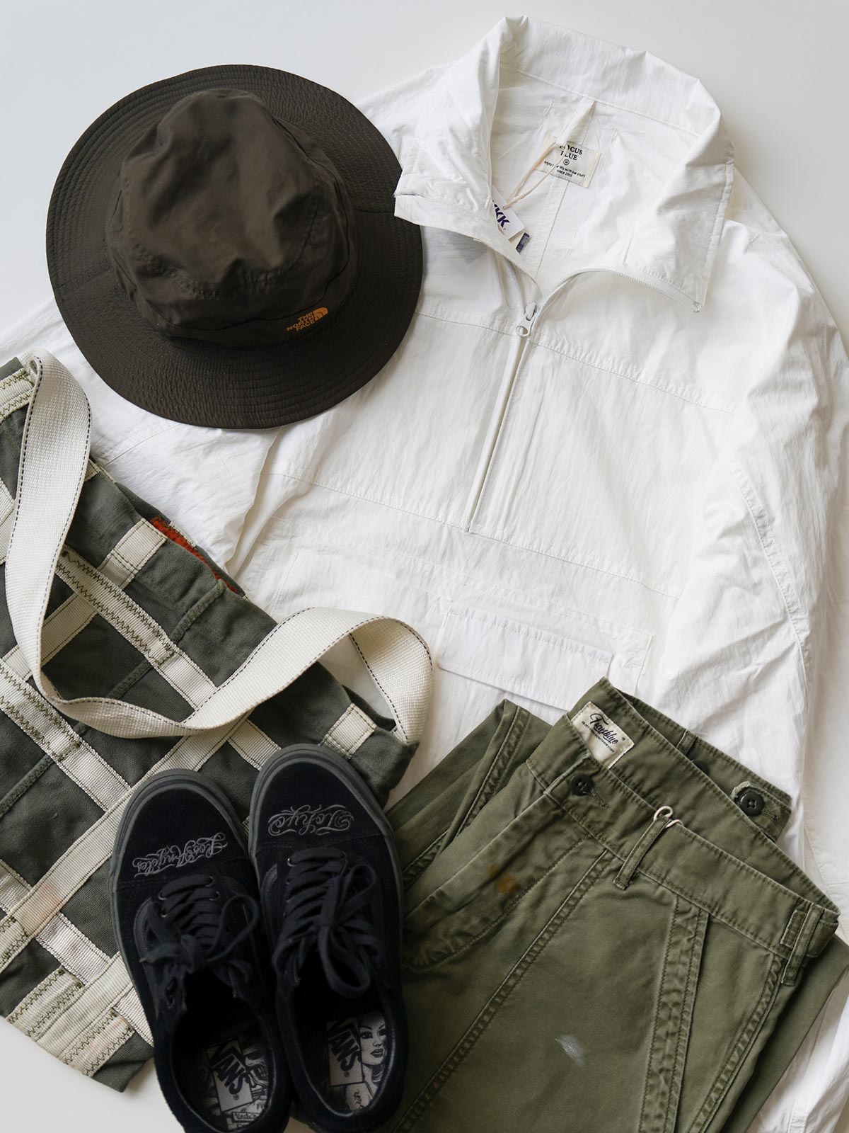 製品画像
軽量で耐久性に優れたナイロンとポリエステルの混紡素材を使用した、多ポケットハーフジップジャケットの全体展示。ヴィンテージ感あふれるデザインと実用的な収納性を備え、アウトドアや日常使いに最適なスタイリッシュなアイテム。
詳細画像
胸元や肩部分に施された立体的なラインデザイン、繊細なグリッド模様、そしてYKK製のマット仕上げファスナーを搭載したポケットの特写。機能性とデザイン性を両立したミリタリースタイルが際立つディテール。