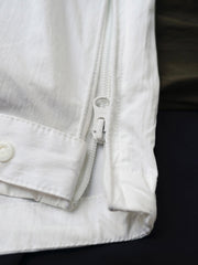 製品画像
軽量で耐久性に優れたナイロンとポリエステルの混紡素材を使用した、多ポケットハーフジップジャケットの全体展示。ヴィンテージ感あふれるデザインと実用的な収納性を備え、アウトドアや日常使いに最適なスタイリッシュなアイテム。
詳細画像
胸元や肩部分に施された立体的なラインデザイン、繊細なグリッド模様、そしてYKK製のマット仕上げファスナーを搭載したポケットの特写。機能性とデザイン性を両立したミリタリースタイルが際立つディテール。