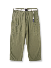 製品画像
ヴィンテージ感漂うバティック染めが特徴の多ポケットロングパンツ全体画像。ミリタリーテイストを取り入れ、300gのコットンサテン生地で耐久性と実用性を兼ね備えたデザイン。
詳細画像
バティック染めによる独特なテクスチャーや、取り外し可能なナイロンベルト、UTX Duraflexバックル、そして膝部分の補強パッチとYKK製カスタムジッパーのディテールショット。高い機能性が際立つ細部。