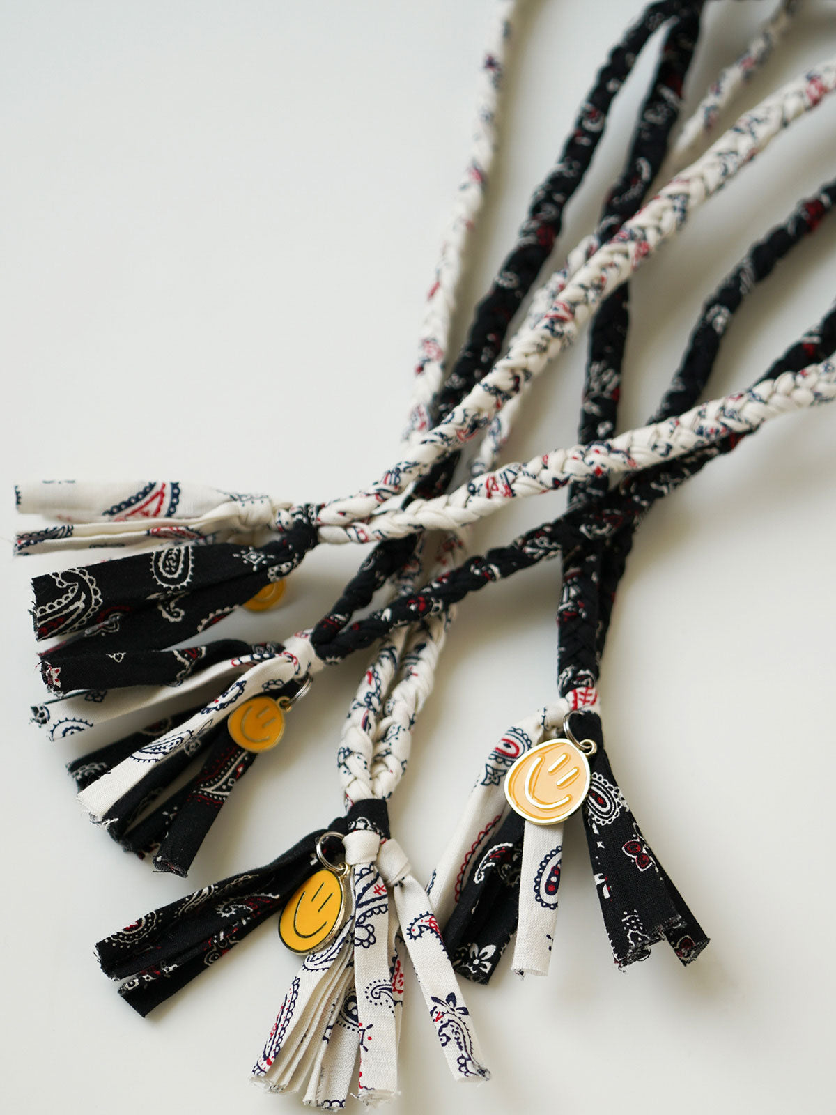 製品画像
日本製のSEVENBERRYペイズリー柄生地を使用したハンドメイドネックレス全体画像。ヴィンテージ感のあるデザインと手描きスマイルチャームが融合したユニークなアクセサリー。
詳細画像
繊細なペイズリー柄プリントと手描きスマイルチャームのディテールを強調したクローズアップ画像。ハンドメイドの立体感と奥行きが感じられるデザイン。