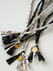 製品画像
日本製のSEVENBERRYペイズリー柄生地を使用したハンドメイドネックレス全体画像。ヴィンテージ感のあるデザインと手描きスマイルチャームが融合したユニークなアクセサリー。
詳細画像
繊細なペイズリー柄プリントと手描きスマイルチャームのディテールを強調したクローズアップ画像。ハンドメイドの立体感と奥行きが感じられるデザイン。