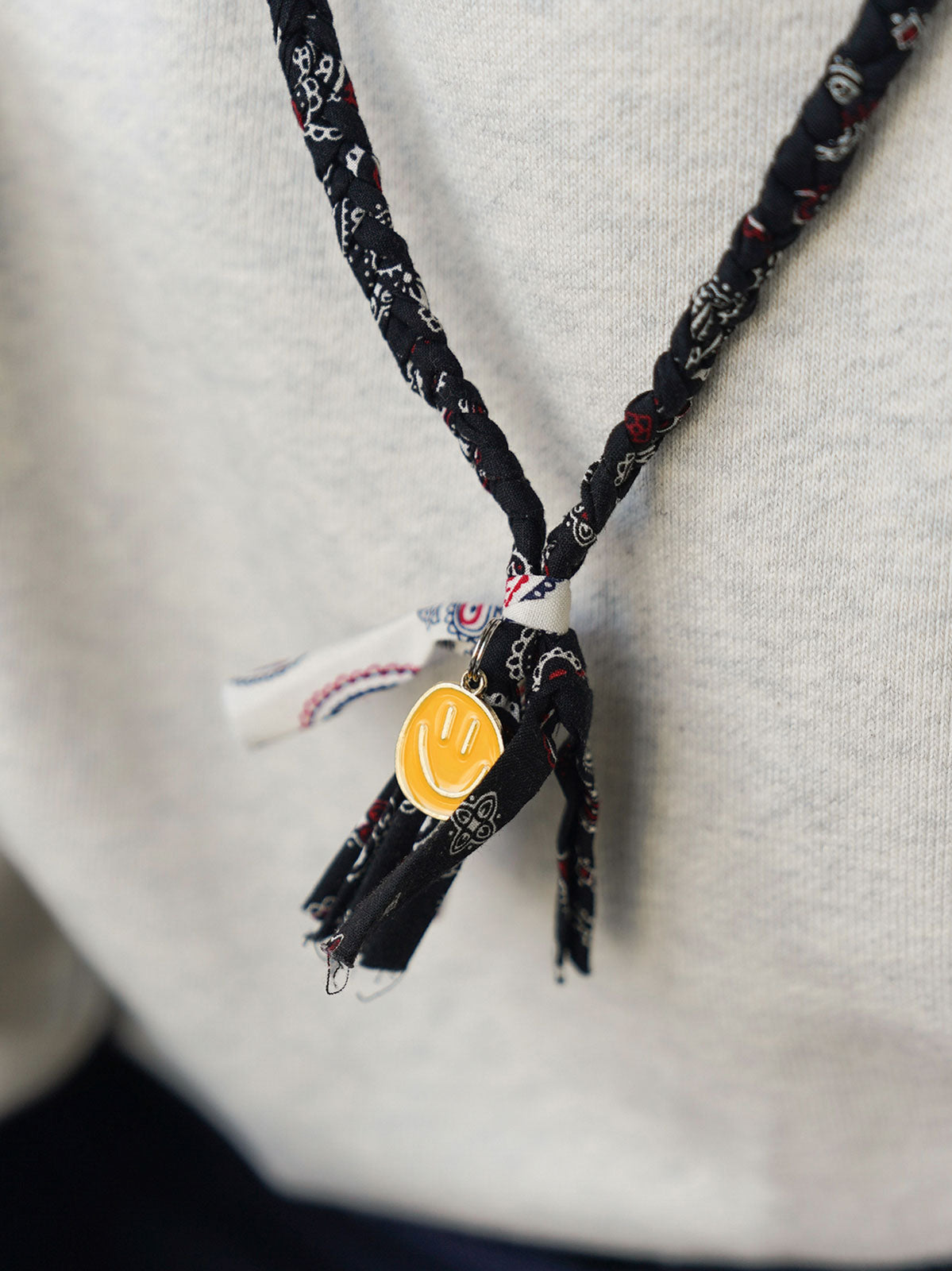 製品画像
日本製のSEVENBERRYペイズリー柄生地を使用したハンドメイドネックレス全体画像。ヴィンテージ感のあるデザインと手描きスマイルチャームが融合したユニークなアクセサリー。
詳細画像
繊細なペイズリー柄プリントと手描きスマイルチャームのディテールを強調したクローズアップ画像。ハンドメイドの立体感と奥行きが感じられるデザイン。