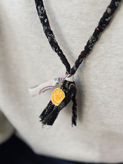 製品画像
日本製のSEVENBERRYペイズリー柄生地を使用したハンドメイドネックレス全体画像。ヴィンテージ感のあるデザインと手描きスマイルチャームが融合したユニークなアクセサリー。
詳細画像
繊細なペイズリー柄プリントと手描きスマイルチャームのディテールを強調したクローズアップ画像。ハンドメイドの立体感と奥行きが感じられるデザイン。