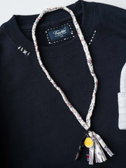 製品画像
日本製のSEVENBERRYペイズリー柄生地を使用したハンドメイドネックレス全体画像。ヴィンテージ感のあるデザインと手描きスマイルチャームが融合したユニークなアクセサリー。
詳細画像
繊細なペイズリー柄プリントと手描きスマイルチャームのディテールを強調したクローズアップ画像。ハンドメイドの立体感と奥行きが感じられるデザイン。