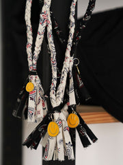 製品画像
日本製のSEVENBERRYペイズリー柄生地を使用したハンドメイドネックレス全体画像。ヴィンテージ感のあるデザインと手描きスマイルチャームが融合したユニークなアクセサリー。
詳細画像
繊細なペイズリー柄プリントと手描きスマイルチャームのディテールを強調したクローズアップ画像。ハンドメイドの立体感と奥行きが感じられるデザイン。