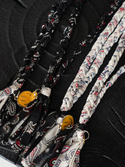 製品画像
日本製のSEVENBERRYペイズリー柄生地を使用したハンドメイドネックレス全体画像。ヴィンテージ感のあるデザインと手描きスマイルチャームが融合したユニークなアクセサリー。
詳細画像
繊細なペイズリー柄プリントと手描きスマイルチャームのディテールを強調したクローズアップ画像。ハンドメイドの立体感と奥行きが感じられるデザイン。