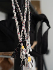 製品画像
日本製のSEVENBERRYペイズリー柄生地を使用したハンドメイドネックレス全体画像。ヴィンテージ感のあるデザインと手描きスマイルチャームが融合したユニークなアクセサリー。
詳細画像
繊細なペイズリー柄プリントと手描きスマイルチャームのディテールを強調したクローズアップ画像。ハンドメイドの立体感と奥行きが感じられるデザイン。