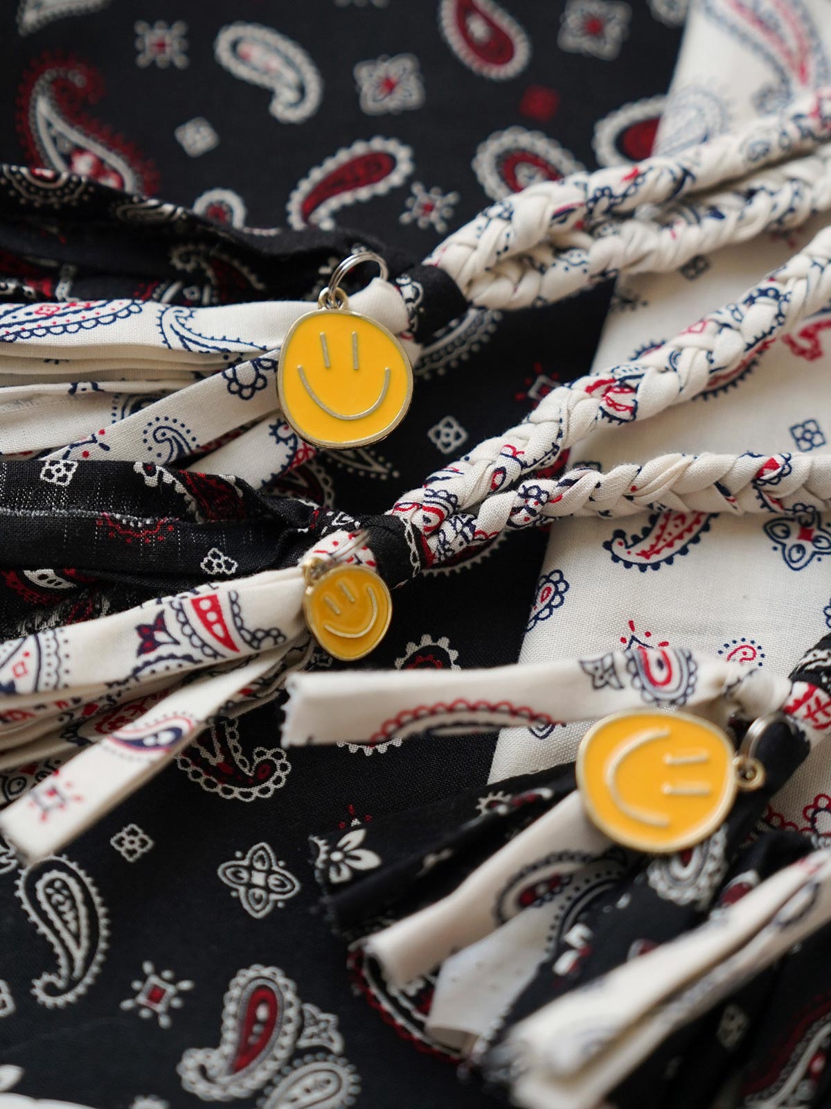 製品画像
日本製のSEVENBERRYペイズリー柄生地を使用したハンドメイドネックレス全体画像。ヴィンテージ感のあるデザインと手描きスマイルチャームが融合したユニークなアクセサリー。
詳細画像
繊細なペイズリー柄プリントと手描きスマイルチャームのディテールを強調したクローズアップ画像。ハンドメイドの立体感と奥行きが感じられるデザイン。