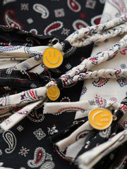 製品画像
日本製のSEVENBERRYペイズリー柄生地を使用したハンドメイドネックレス全体画像。ヴィンテージ感のあるデザインと手描きスマイルチャームが融合したユニークなアクセサリー。
詳細画像
繊細なペイズリー柄プリントと手描きスマイルチャームのディテールを強調したクローズアップ画像。ハンドメイドの立体感と奥行きが感じられるデザイン。