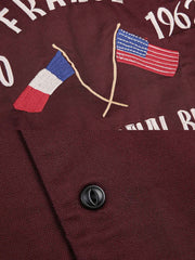 製品画像
厚手キャンバス生地で作られた刺繍キャンバスシャツの全体画像。1960年代のミリタリーユニフォームを再現したヴィンテージ感あるデザインが特徴。
詳細画像
フランス・ペリグーとアメリカ・カリフォルニア州をモチーフにした繊細な刺繍ディテールのクローズアップ。実用的なフラップ付きポケットも強調。