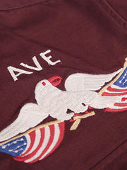 製品画像
厚手キャンバス生地で作られた刺繍キャンバスシャツの全体画像。1960年代のミリタリーユニフォームを再現したヴィンテージ感あるデザインが特徴。
詳細画像
フランス・ペリグーとアメリカ・カリフォルニア州をモチーフにした繊細な刺繍ディテールのクローズアップ。実用的なフラップ付きポケットも強調。