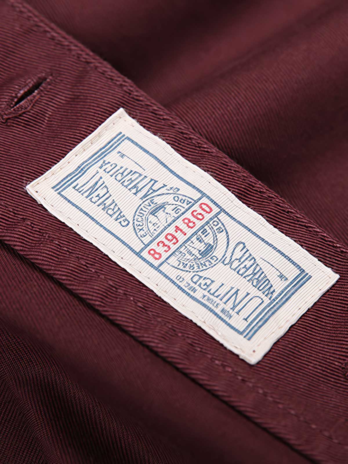 製品画像
厚手キャンバス生地で作られた刺繍キャンバスシャツの全体画像。1960年代のミリタリーユニフォームを再現したヴィンテージ感あるデザインが特徴。
詳細画像
フランス・ペリグーとアメリカ・カリフォルニア州をモチーフにした繊細な刺繍ディテールのクローズアップ。実用的なフラップ付きポケットも強調。