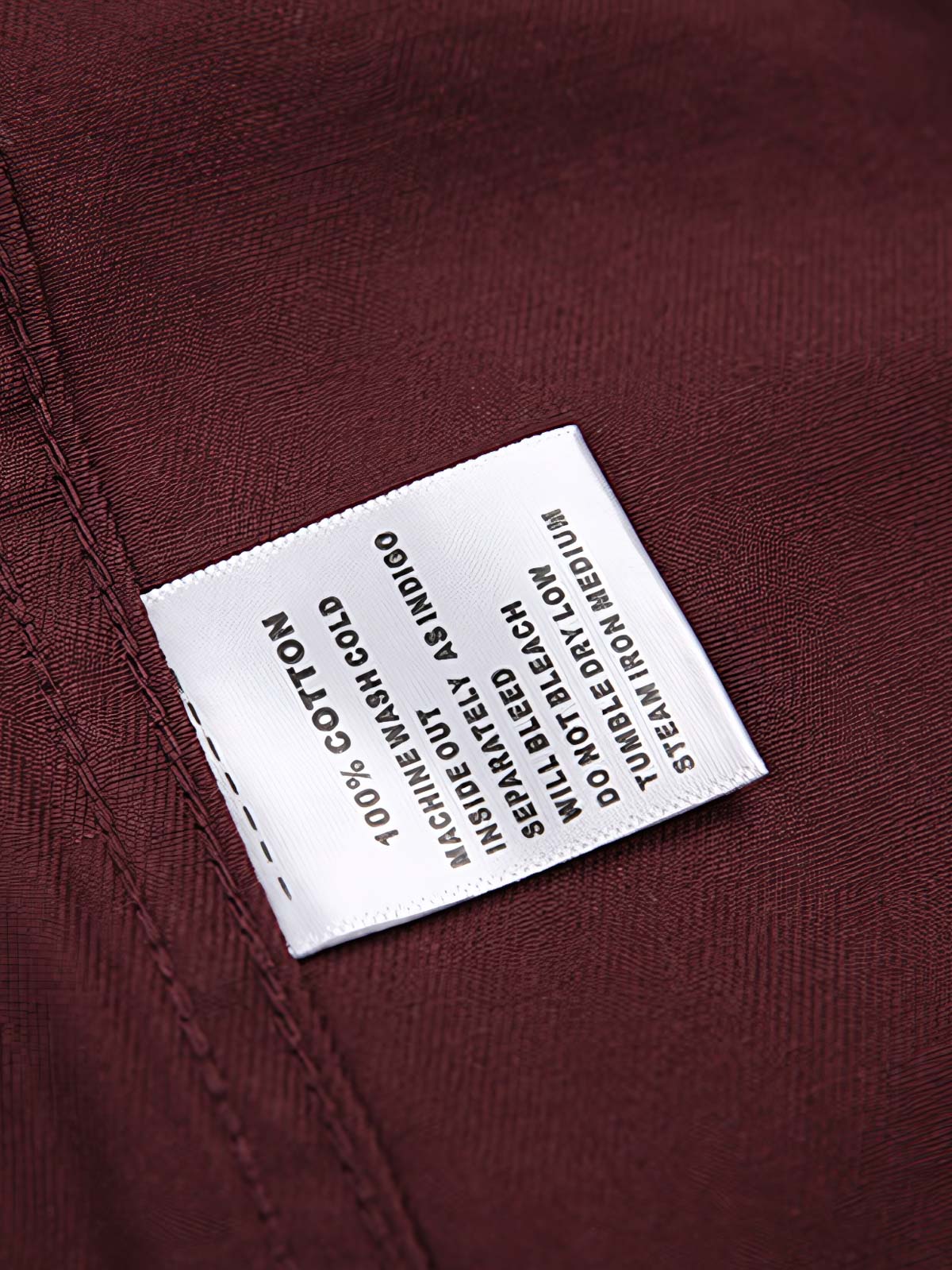 製品画像
厚手キャンバス生地で作られた刺繍キャンバスシャツの全体画像。1960年代のミリタリーユニフォームを再現したヴィンテージ感あるデザインが特徴。
詳細画像
フランス・ペリグーとアメリカ・カリフォルニア州をモチーフにした繊細な刺繍ディテールのクローズアップ。実用的なフラップ付きポケットも強調。