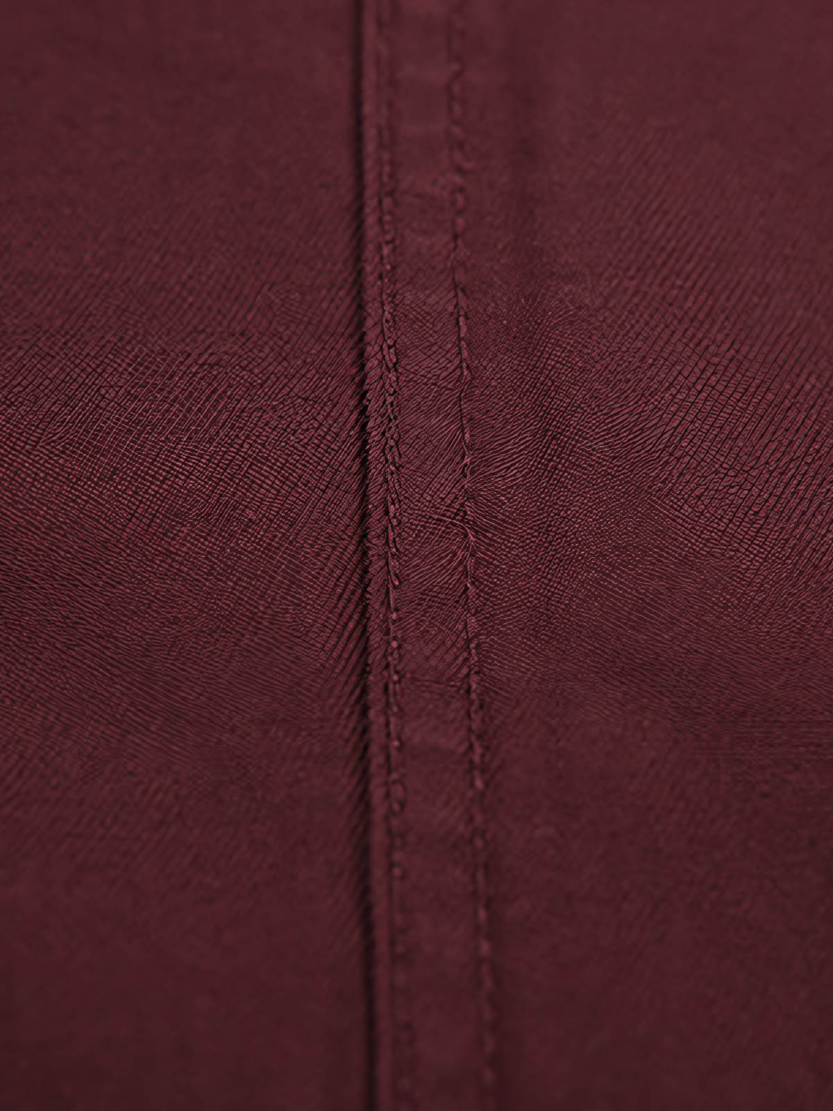 製品画像
厚手キャンバス生地で作られた刺繍キャンバスシャツの全体画像。1960年代のミリタリーユニフォームを再現したヴィンテージ感あるデザインが特徴。
詳細画像
フランス・ペリグーとアメリカ・カリフォルニア州をモチーフにした繊細な刺繍ディテールのクローズアップ。実用的なフラップ付きポケットも強調。