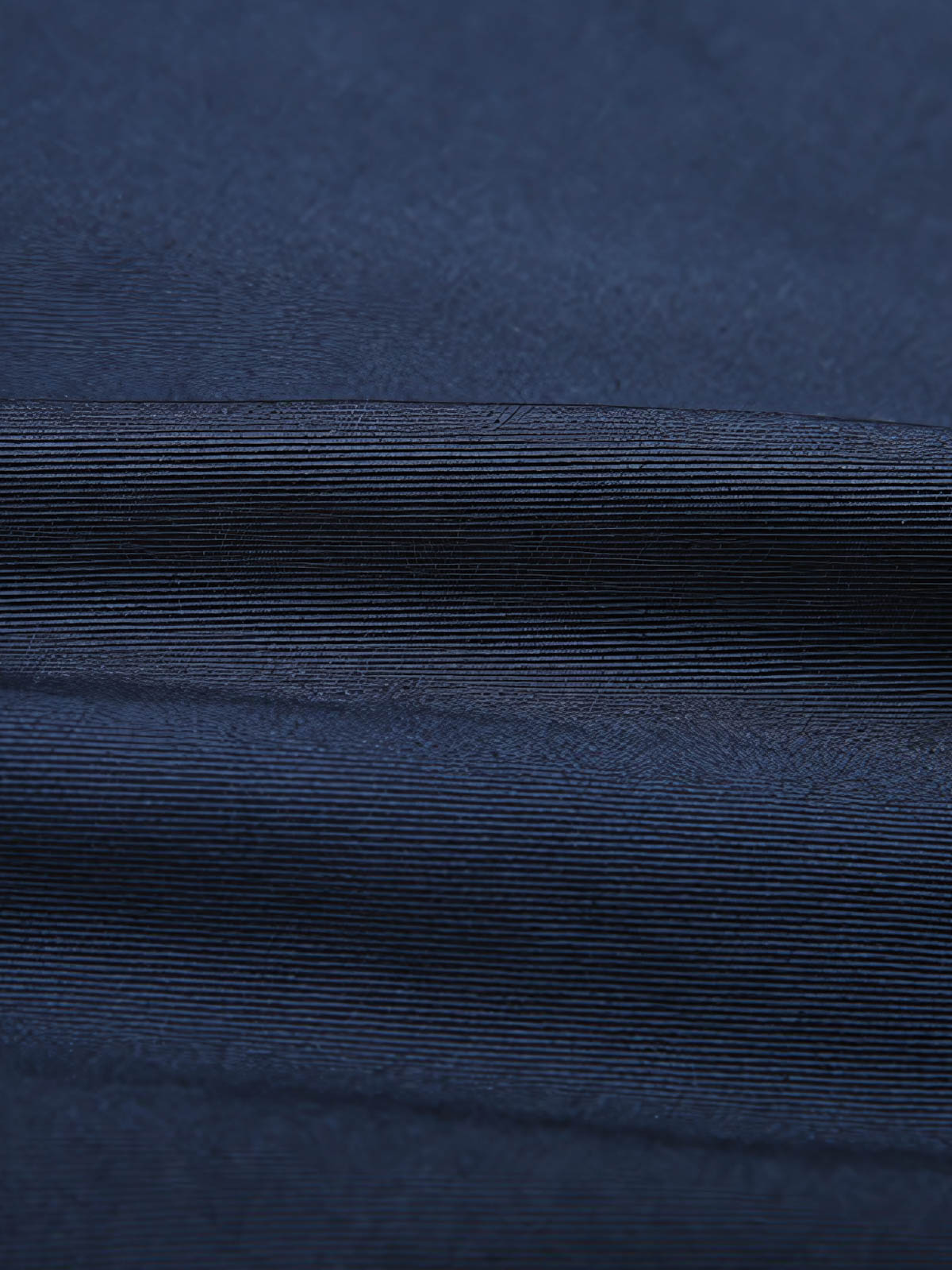 製品画像
厚手キャンバス生地で作られた刺繍キャンバスシャツの全体画像。1960年代のミリタリーユニフォームを再現したヴィンテージ感あるデザインが特徴。
詳細画像
フランス・ペリグーとアメリカ・カリフォルニア州をモチーフにした繊細な刺繍ディテールのクローズアップ。実用的なフラップ付きポケットも強調。