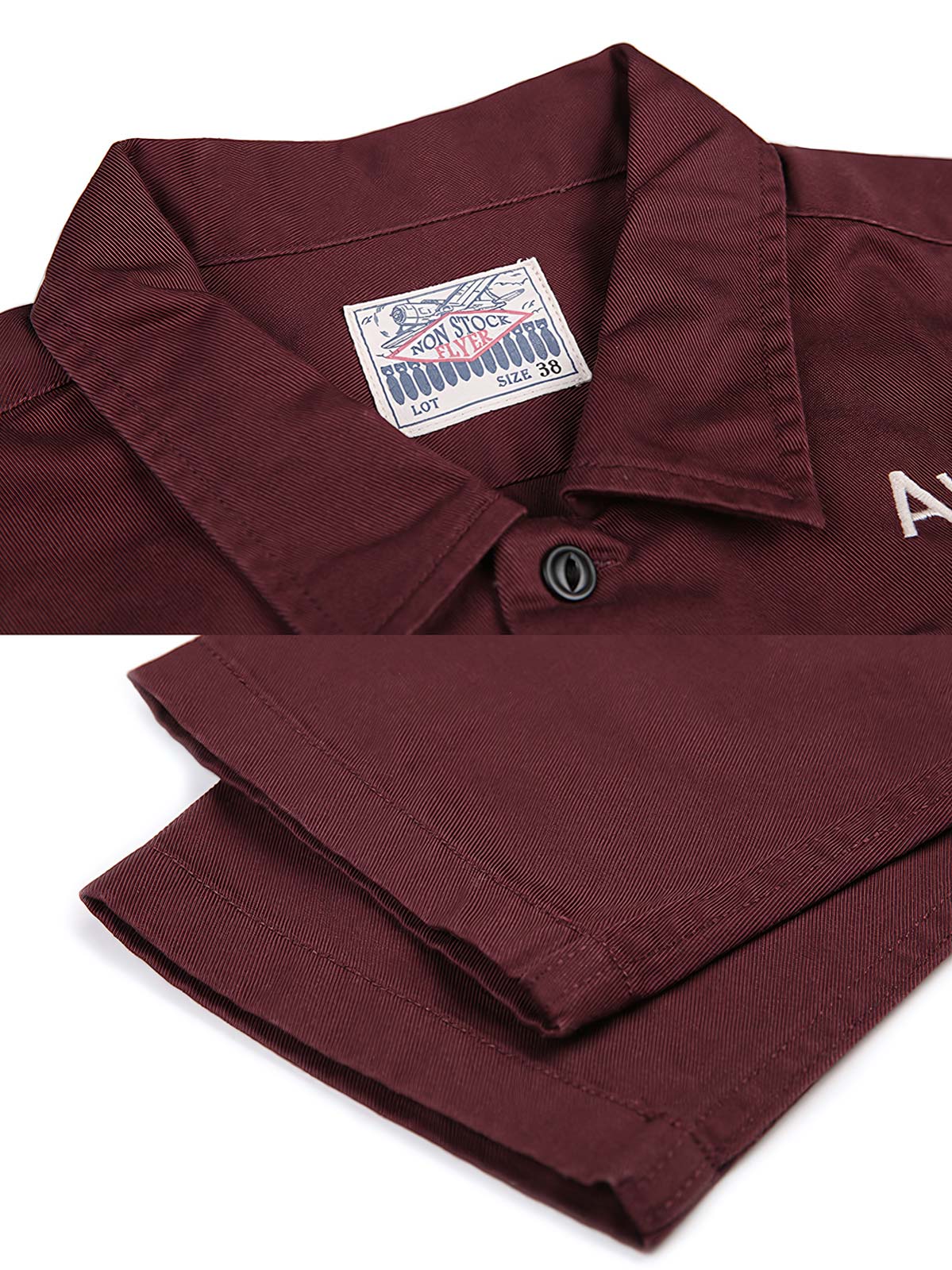 製品画像
厚手キャンバス生地で作られた刺繍キャンバスシャツの全体画像。1960年代のミリタリーユニフォームを再現したヴィンテージ感あるデザインが特徴。
詳細画像
フランス・ペリグーとアメリカ・カリフォルニア州をモチーフにした繊細な刺繍ディテールのクローズアップ。実用的なフラップ付きポケットも強調。