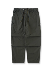 製品画像
撥水性に優れたナイロン素材を使用し、シワ感テクスチャーが特徴のミリタリーパラシュートパンツ全体画像。ダブルプリーツと多機能ポケットを備えたクラシックなシルエットが際立つデザイン。
詳細画像
膝部分のダブルプリーツディテール、隠しポケット、UTX Duraflexドローコードエンド、そして反戦をテーマにしたデュポン紙ラベルのクローズアップ画像。機能性とディテールへのこだわりを強調。