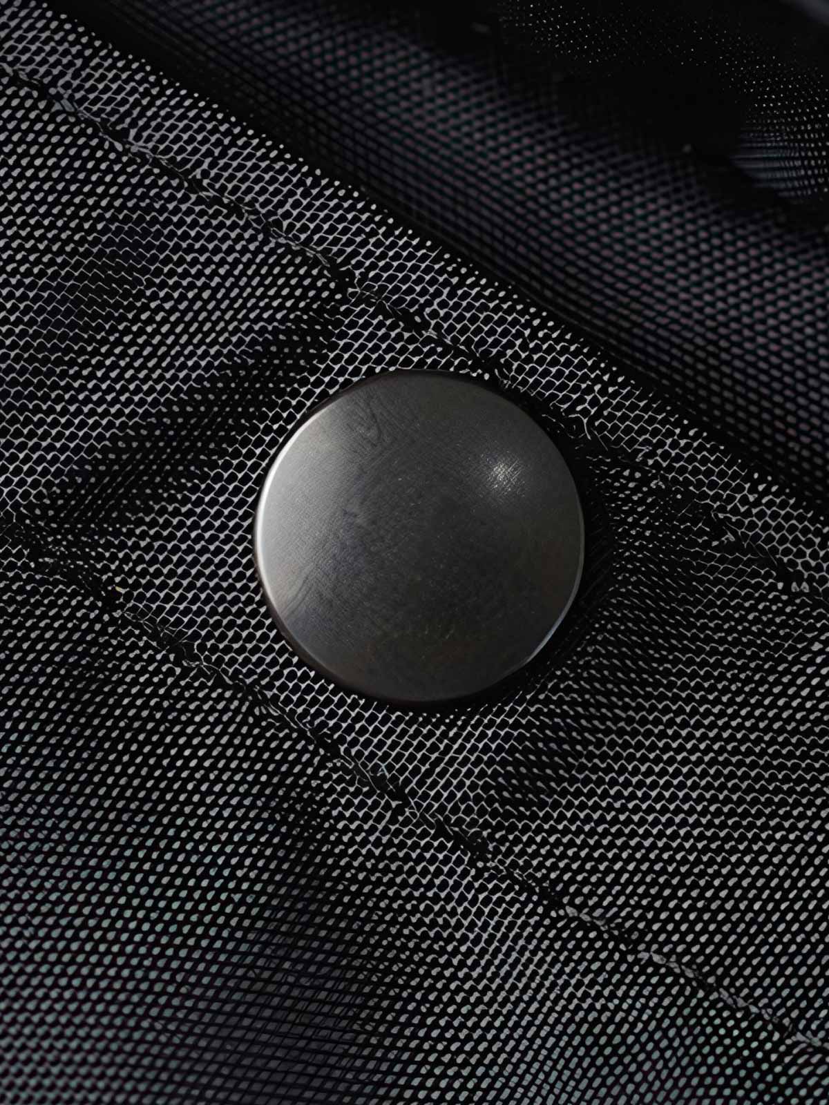 製品画像
1960年代のUSAFナイロンヘルメットバッグをリバイバルしたデザインの全体画像。防水性を備えた高密度ナイロン素材と多機能収納ポケットを特徴とするクラシカルなミリタリーバッグ。
詳細画像
フロント部分の立体収納ポケット、金属製フック、YKK製ナイロンファスナー、そしてキルティング加工された内部の中綿ディテールを強調したクローズアップ画像。