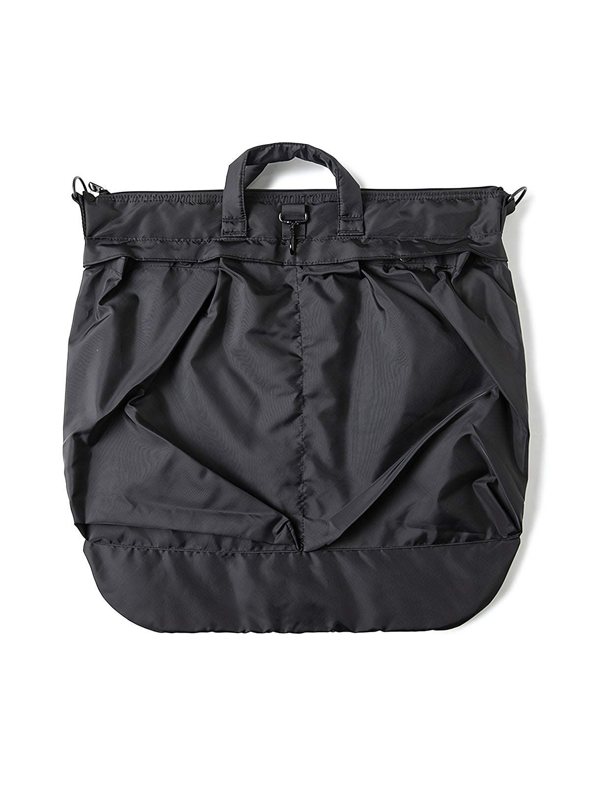 製品画像
1960年代のUSAFナイロンヘルメットバッグをリバイバルしたデザインの全体画像。防水性を備えた高密度ナイロン素材と多機能収納ポケットを特徴とするクラシカルなミリタリーバッグ。
詳細画像
フロント部分の立体収納ポケット、金属製フック、YKK製ナイロンファスナー、そしてキルティング加工された内部の中綿ディテールを強調したクローズアップ画像。