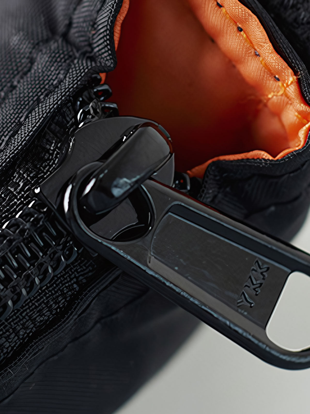 製品画像
1960年代のUSAFナイロンヘルメットバッグをリバイバルしたデザインの全体画像。防水性を備えた高密度ナイロン素材と多機能収納ポケットを特徴とするクラシカルなミリタリーバッグ。
詳細画像
フロント部分の立体収納ポケット、金属製フック、YKK製ナイロンファスナー、そしてキルティング加工された内部の中綿ディテールを強調したクローズアップ画像。