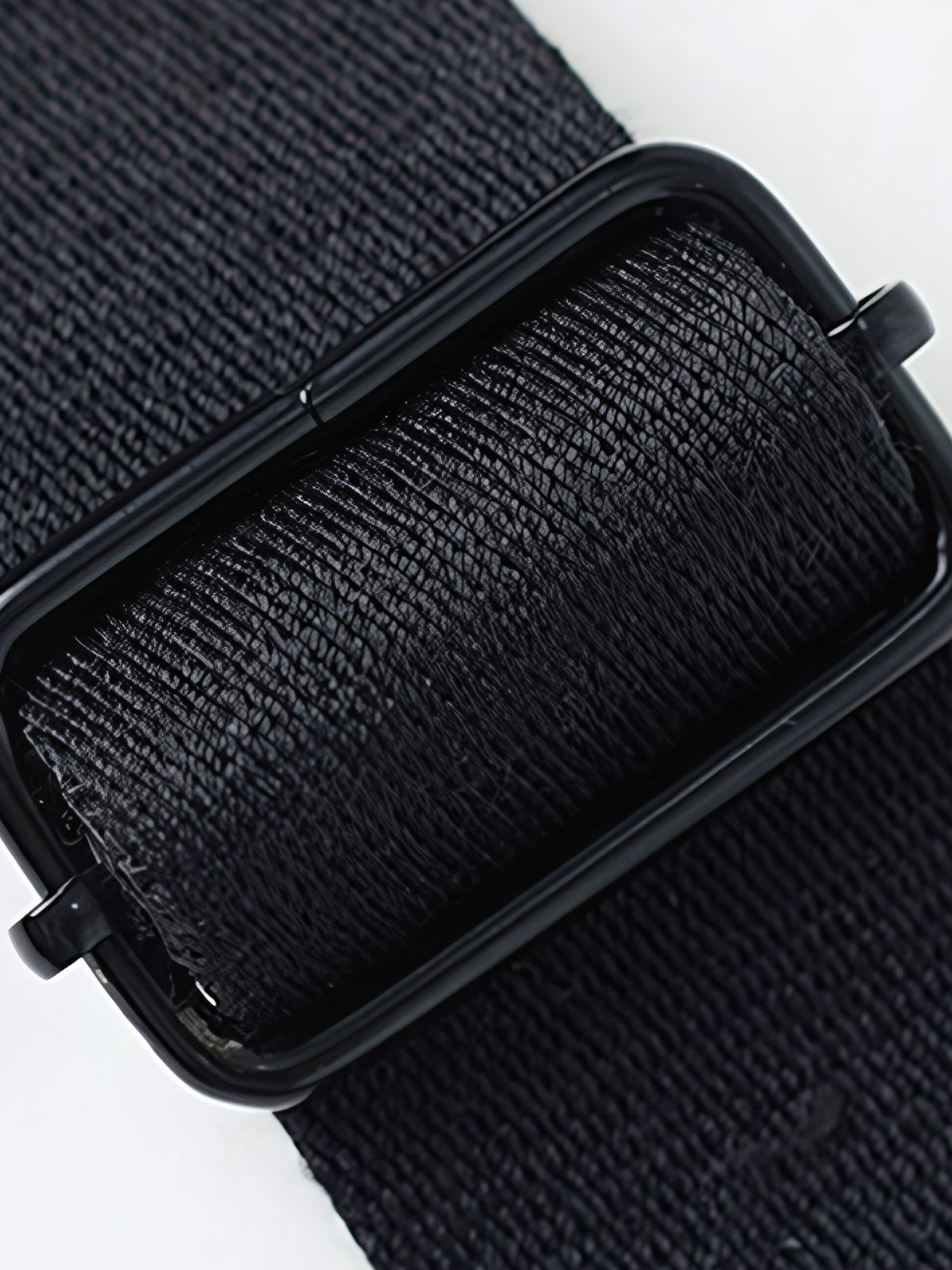 製品画像
1960年代のUSAFナイロンヘルメットバッグをリバイバルしたデザインの全体画像。防水性を備えた高密度ナイロン素材と多機能収納ポケットを特徴とするクラシカルなミリタリーバッグ。
詳細画像
フロント部分の立体収納ポケット、金属製フック、YKK製ナイロンファスナー、そしてキルティング加工された内部の中綿ディテールを強調したクローズアップ画像。