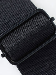 製品画像
1960年代のUSAFナイロンヘルメットバッグをリバイバルしたデザインの全体画像。防水性を備えた高密度ナイロン素材と多機能収納ポケットを特徴とするクラシカルなミリタリーバッグ。
詳細画像
フロント部分の立体収納ポケット、金属製フック、YKK製ナイロンファスナー、そしてキルティング加工された内部の中綿ディテールを強調したクローズアップ画像。