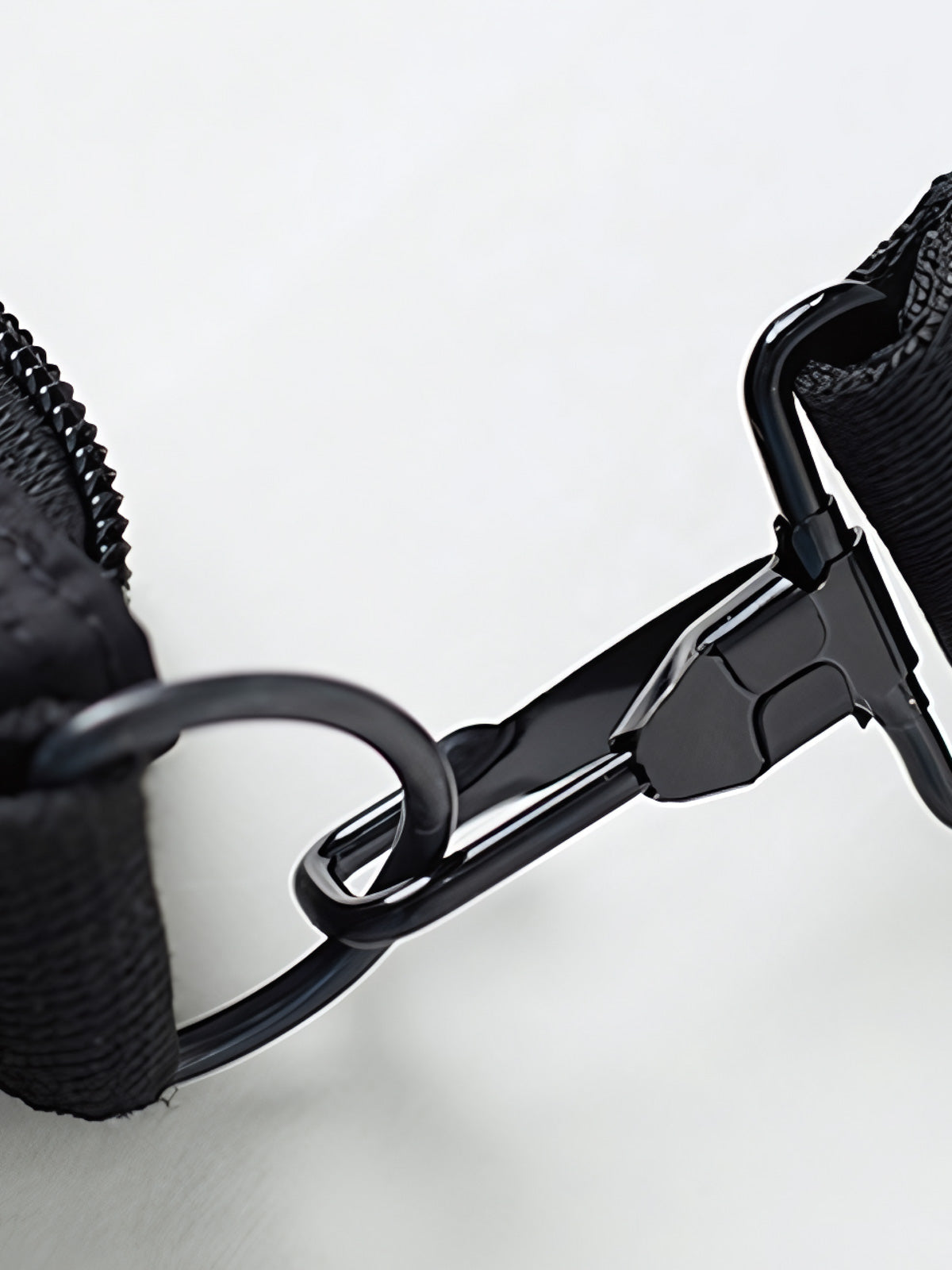 製品画像
1960年代のUSAFナイロンヘルメットバッグをリバイバルしたデザインの全体画像。防水性を備えた高密度ナイロン素材と多機能収納ポケットを特徴とするクラシカルなミリタリーバッグ。
詳細画像
フロント部分の立体収納ポケット、金属製フック、YKK製ナイロンファスナー、そしてキルティング加工された内部の中綿ディテールを強調したクローズアップ画像。