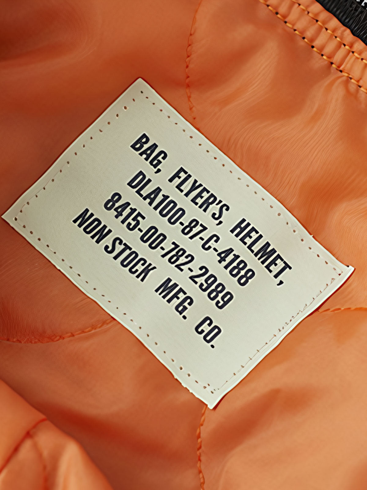 製品画像
1960年代のUSAFナイロンヘルメットバッグをリバイバルしたデザインの全体画像。防水性を備えた高密度ナイロン素材と多機能収納ポケットを特徴とするクラシカルなミリタリーバッグ。
詳細画像
フロント部分の立体収納ポケット、金属製フック、YKK製ナイロンファスナー、そしてキルティング加工された内部の中綿ディテールを強調したクローズアップ画像。