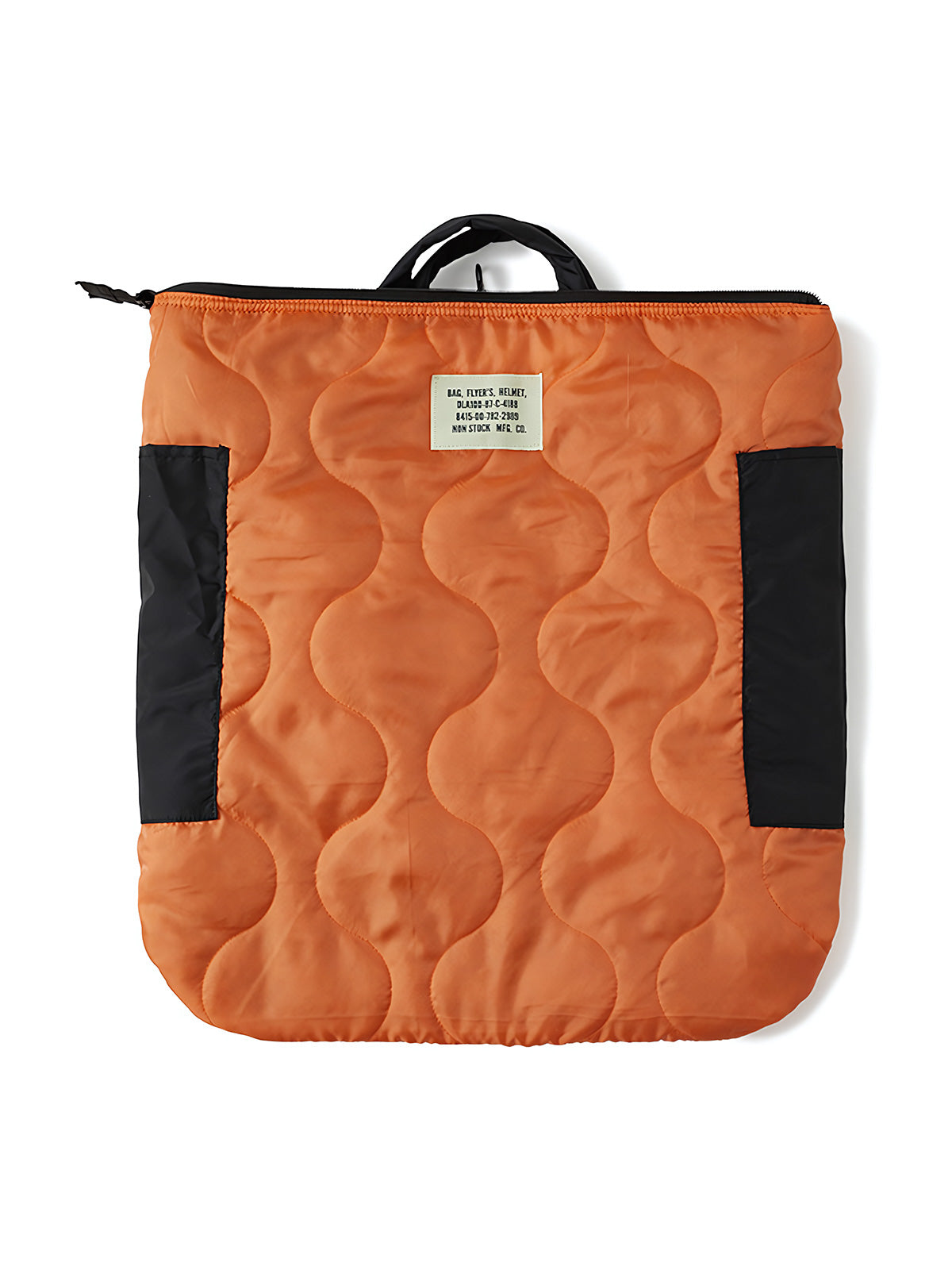 製品画像
1960年代のUSAFナイロンヘルメットバッグをリバイバルしたデザインの全体画像。防水性を備えた高密度ナイロン素材と多機能収納ポケットを特徴とするクラシカルなミリタリーバッグ。
詳細画像
フロント部分の立体収納ポケット、金属製フック、YKK製ナイロンファスナー、そしてキルティング加工された内部の中綿ディテールを強調したクローズアップ画像。