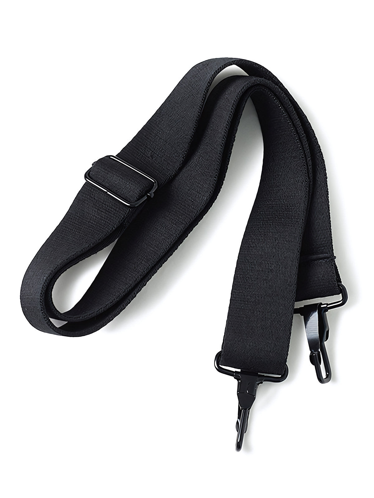 製品画像
1960年代のUSAFナイロンヘルメットバッグをリバイバルしたデザインの全体画像。防水性を備えた高密度ナイロン素材と多機能収納ポケットを特徴とするクラシカルなミリタリーバッグ。
詳細画像
フロント部分の立体収納ポケット、金属製フック、YKK製ナイロンファスナー、そしてキルティング加工された内部の中綿ディテールを強調したクローズアップ画像。