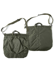 製品画像
1960年代のUSAFナイロンヘルメットバッグをリバイバルしたデザインの全体画像。防水性を備えた高密度ナイロン素材と多機能収納ポケットを特徴とするクラシカルなミリタリーバッグ。
詳細画像
フロント部分の立体収納ポケット、金属製フック、YKK製ナイロンファスナー、そしてキルティング加工された内部の中綿ディテールを強調したクローズアップ画像。