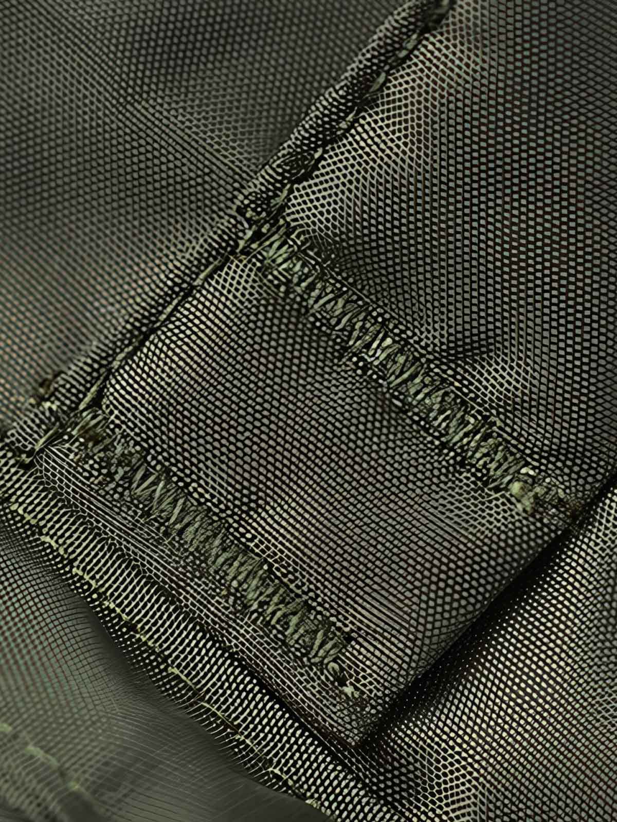 製品画像
1960年代のUSAFナイロンヘルメットバッグをリバイバルしたデザインの全体画像。防水性を備えた高密度ナイロン素材と多機能収納ポケットを特徴とするクラシカルなミリタリーバッグ。
詳細画像
フロント部分の立体収納ポケット、金属製フック、YKK製ナイロンファスナー、そしてキルティング加工された内部の中綿ディテールを強調したクローズアップ画像。