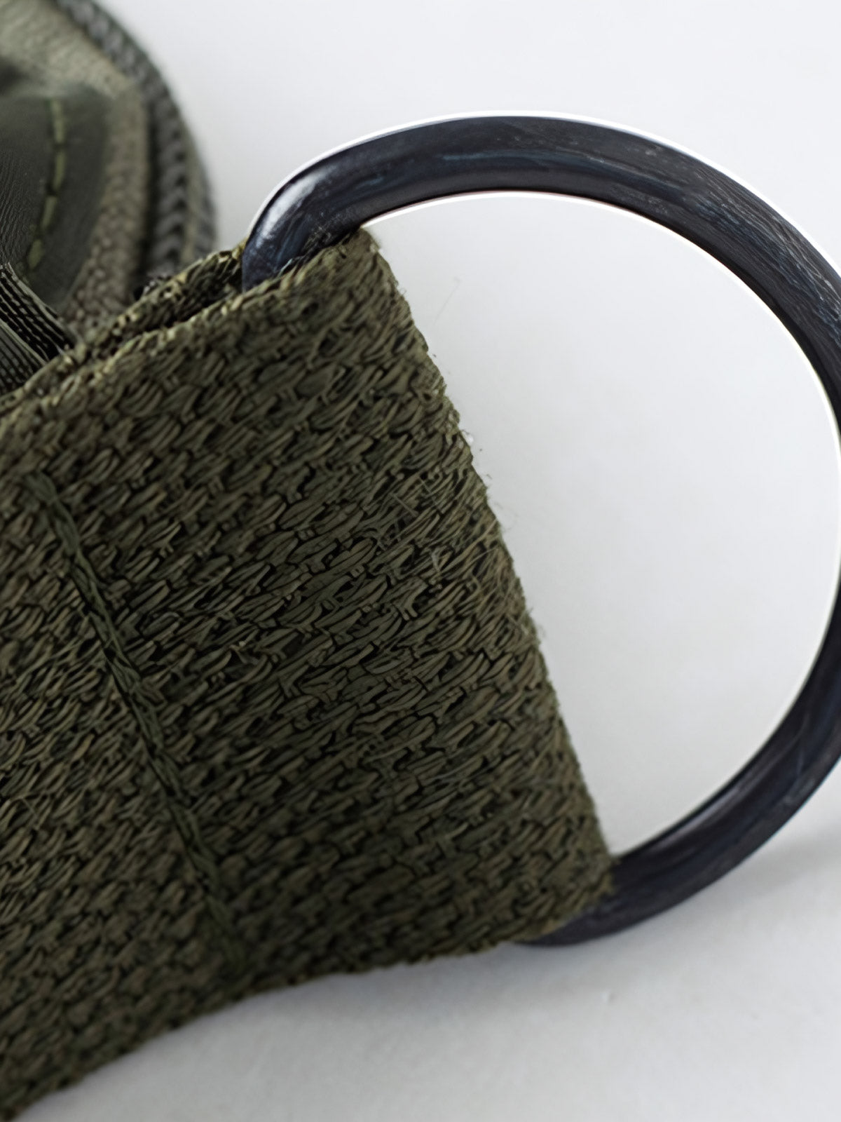 製品画像
1960年代のUSAFナイロンヘルメットバッグをリバイバルしたデザインの全体画像。防水性を備えた高密度ナイロン素材と多機能収納ポケットを特徴とするクラシカルなミリタリーバッグ。
詳細画像
フロント部分の立体収納ポケット、金属製フック、YKK製ナイロンファスナー、そしてキルティング加工された内部の中綿ディテールを強調したクローズアップ画像。