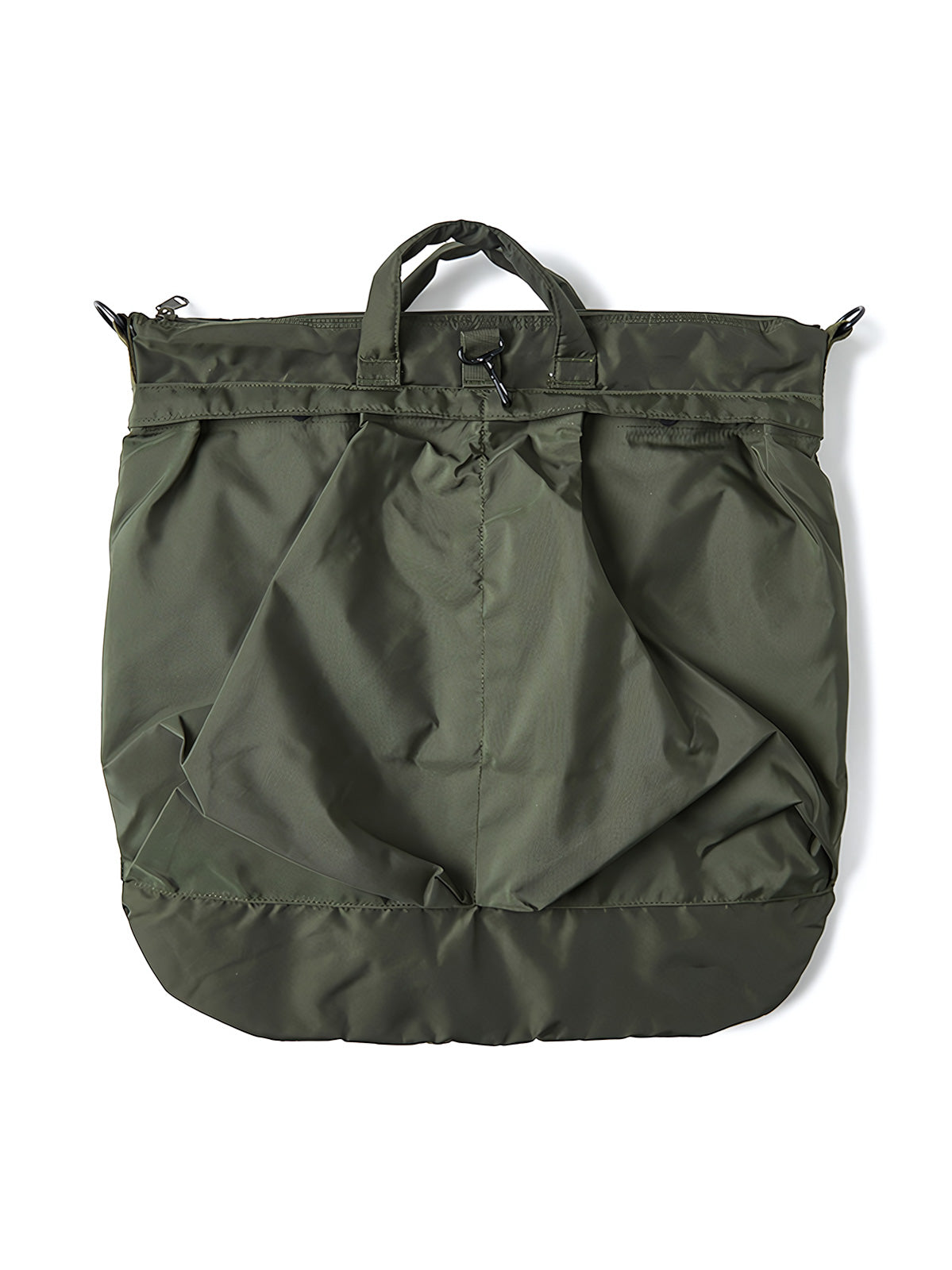 製品画像
1960年代のUSAFナイロンヘルメットバッグをリバイバルしたデザインの全体画像。防水性を備えた高密度ナイロン素材と多機能収納ポケットを特徴とするクラシカルなミリタリーバッグ。
詳細画像
フロント部分の立体収納ポケット、金属製フック、YKK製ナイロンファスナー、そしてキルティング加工された内部の中綿ディテールを強調したクローズアップ画像。