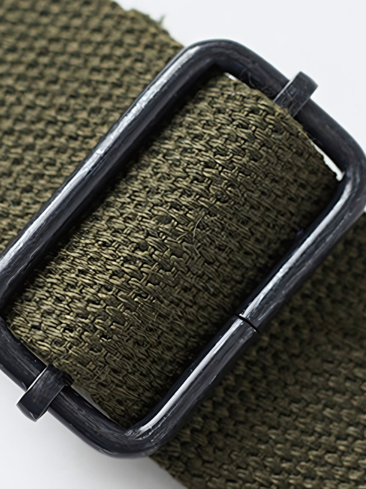 製品画像
1960年代のUSAFナイロンヘルメットバッグをリバイバルしたデザインの全体画像。防水性を備えた高密度ナイロン素材と多機能収納ポケットを特徴とするクラシカルなミリタリーバッグ。
詳細画像
フロント部分の立体収納ポケット、金属製フック、YKK製ナイロンファスナー、そしてキルティング加工された内部の中綿ディテールを強調したクローズアップ画像。