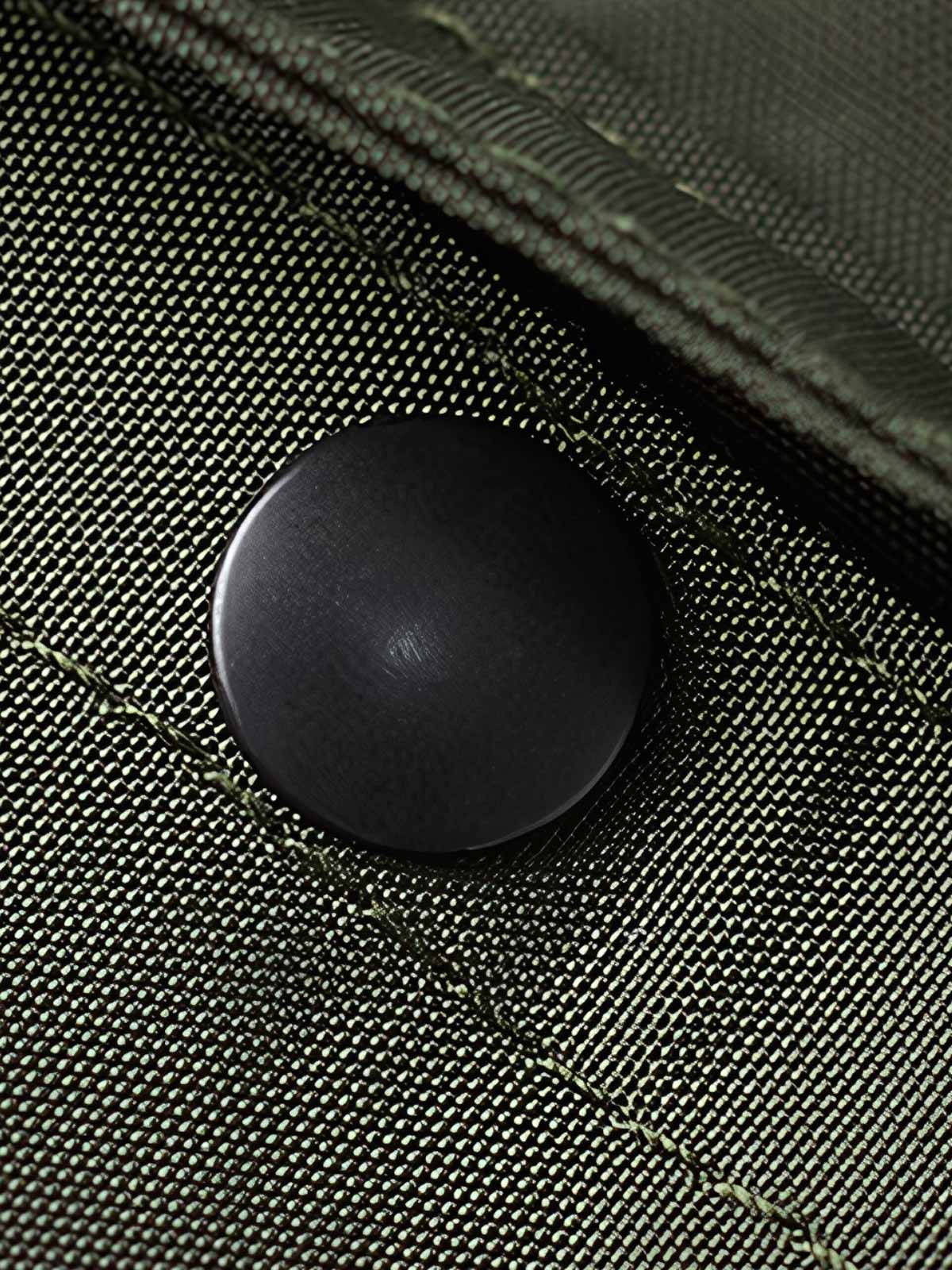 製品画像
1960年代のUSAFナイロンヘルメットバッグをリバイバルしたデザインの全体画像。防水性を備えた高密度ナイロン素材と多機能収納ポケットを特徴とするクラシカルなミリタリーバッグ。
詳細画像
フロント部分の立体収納ポケット、金属製フック、YKK製ナイロンファスナー、そしてキルティング加工された内部の中綿ディテールを強調したクローズアップ画像。