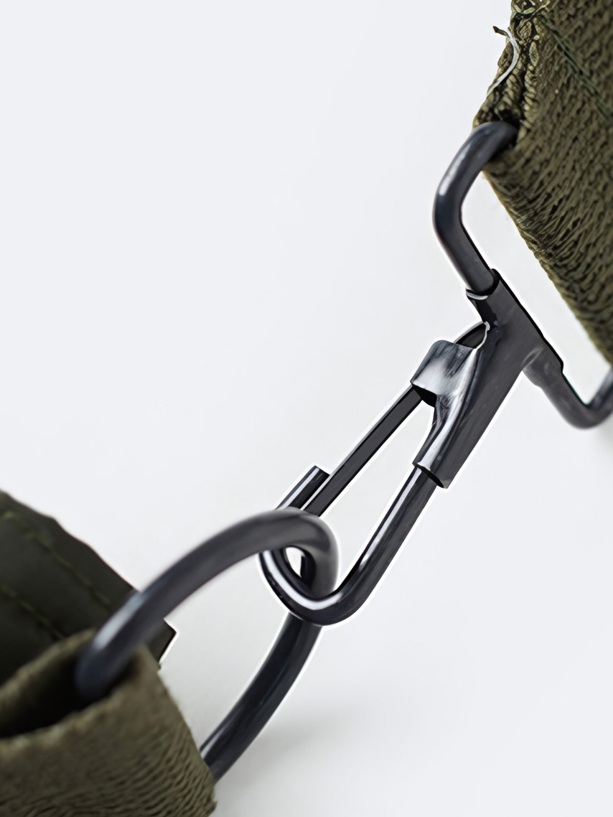 製品画像
1960年代のUSAFナイロンヘルメットバッグをリバイバルしたデザインの全体画像。防水性を備えた高密度ナイロン素材と多機能収納ポケットを特徴とするクラシカルなミリタリーバッグ。
詳細画像
フロント部分の立体収納ポケット、金属製フック、YKK製ナイロンファスナー、そしてキルティング加工された内部の中綿ディテールを強調したクローズアップ画像。