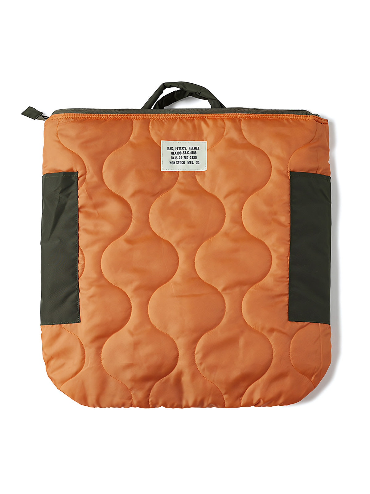 製品画像
1960年代のUSAFナイロンヘルメットバッグをリバイバルしたデザインの全体画像。防水性を備えた高密度ナイロン素材と多機能収納ポケットを特徴とするクラシカルなミリタリーバッグ。
詳細画像
フロント部分の立体収納ポケット、金属製フック、YKK製ナイロンファスナー、そしてキルティング加工された内部の中綿ディテールを強調したクローズアップ画像。