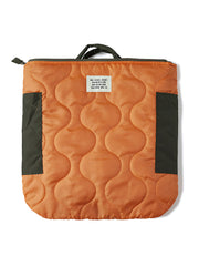 製品画像
1960年代のUSAFナイロンヘルメットバッグをリバイバルしたデザインの全体画像。防水性を備えた高密度ナイロン素材と多機能収納ポケットを特徴とするクラシカルなミリタリーバッグ。
詳細画像
フロント部分の立体収納ポケット、金属製フック、YKK製ナイロンファスナー、そしてキルティング加工された内部の中綿ディテールを強調したクローズアップ画像。