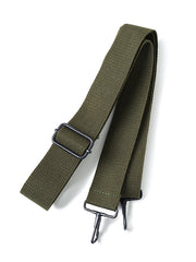 製品画像
1960年代のUSAFナイロンヘルメットバッグをリバイバルしたデザインの全体画像。防水性を備えた高密度ナイロン素材と多機能収納ポケットを特徴とするクラシカルなミリタリーバッグ。
詳細画像
フロント部分の立体収納ポケット、金属製フック、YKK製ナイロンファスナー、そしてキルティング加工された内部の中綿ディテールを強調したクローズアップ画像。