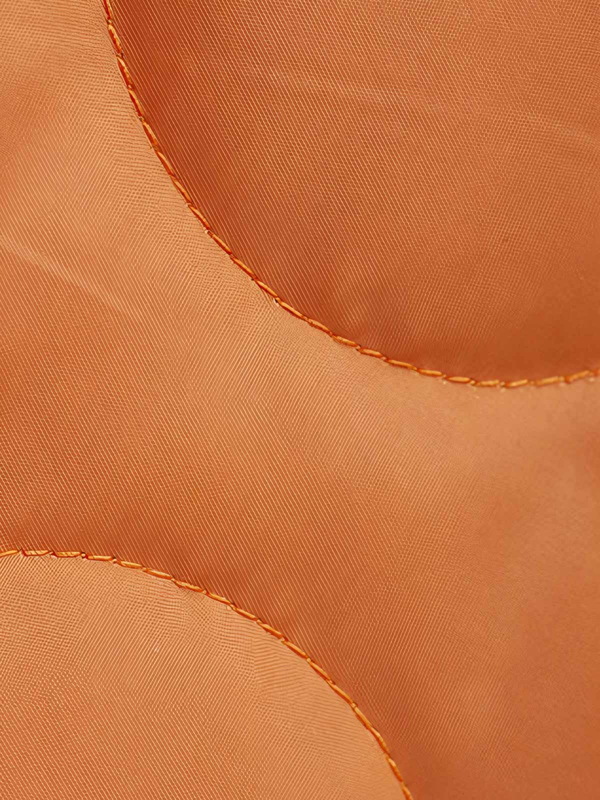 製品画像
1960年代のUSAFナイロンヘルメットバッグをリバイバルしたデザインの全体画像。防水性を備えた高密度ナイロン素材と多機能収納ポケットを特徴とするクラシカルなミリタリーバッグ。
詳細画像
フロント部分の立体収納ポケット、金属製フック、YKK製ナイロンファスナー、そしてキルティング加工された内部の中綿ディテールを強調したクローズアップ画像。