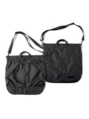 製品画像
1960年代のUSAFナイロンヘルメットバッグをリバイバルしたデザインの全体画像。防水性を備えた高密度ナイロン素材と多機能収納ポケットを特徴とするクラシカルなミリタリーバッグ。
詳細画像
フロント部分の立体収納ポケット、金属製フック、YKK製ナイロンファスナー、そしてキルティング加工された内部の中綿ディテールを強調したクローズアップ画像。