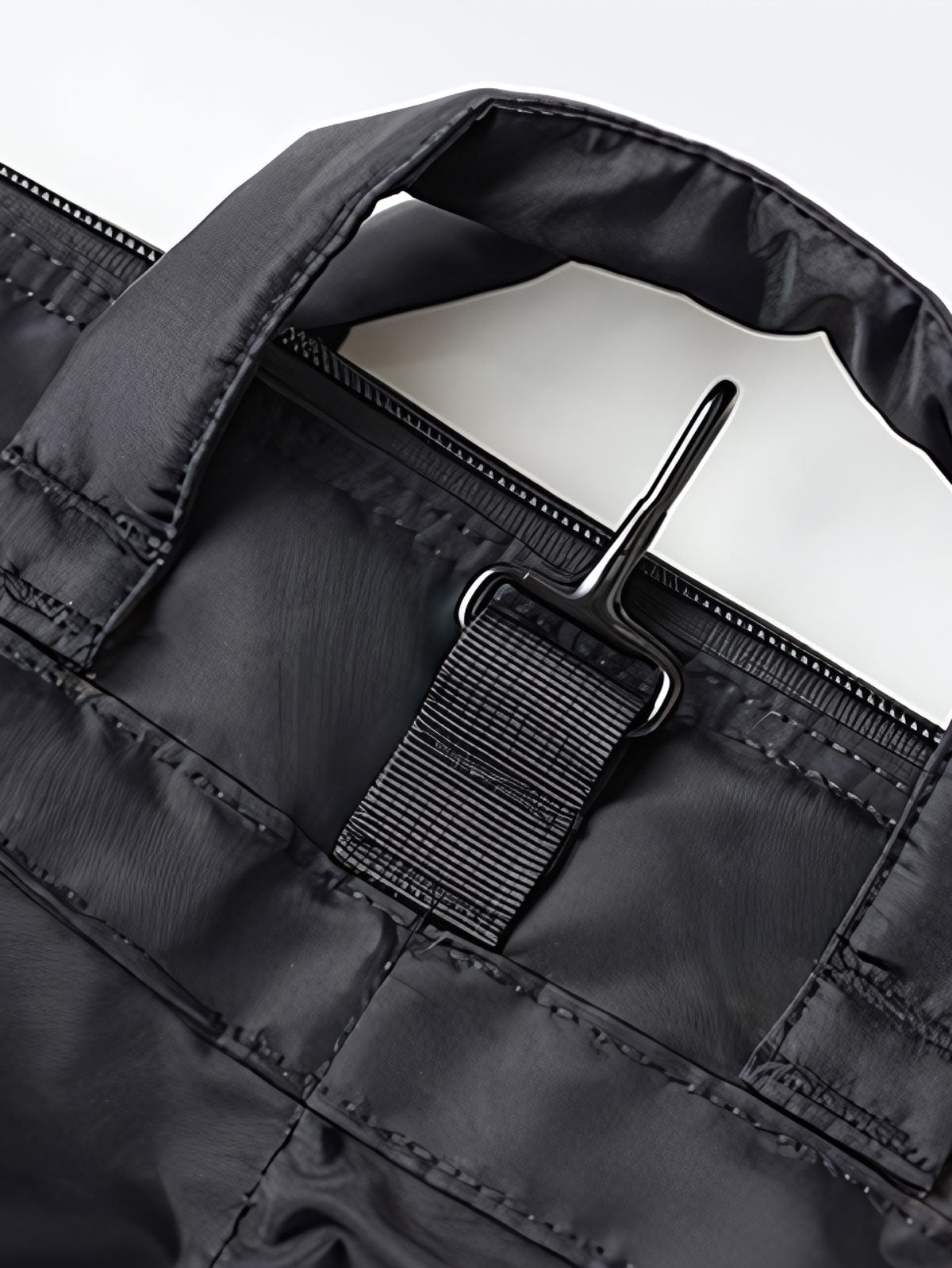 製品画像
1960年代のUSAFナイロンヘルメットバッグをリバイバルしたデザインの全体画像。防水性を備えた高密度ナイロン素材と多機能収納ポケットを特徴とするクラシカルなミリタリーバッグ。
詳細画像
フロント部分の立体収納ポケット、金属製フック、YKK製ナイロンファスナー、そしてキルティング加工された内部の中綿ディテールを強調したクローズアップ画像。