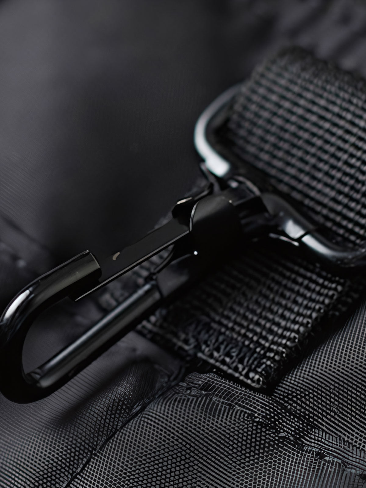 製品画像
1960年代のUSAFナイロンヘルメットバッグをリバイバルしたデザインの全体画像。防水性を備えた高密度ナイロン素材と多機能収納ポケットを特徴とするクラシカルなミリタリーバッグ。
詳細画像
フロント部分の立体収納ポケット、金属製フック、YKK製ナイロンファスナー、そしてキルティング加工された内部の中綿ディテールを強調したクローズアップ画像。