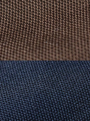 製品画像
デトロイトの1950年代ワーカーファッションにインスパイアされたオープンカラー キャンバス ショートジャケット全体画像。高密度コットンキャンバス素材とクラシックなデザインが特徴。
詳細画像
キルティング加工された裏地、柔らかなコーデュロイ素材の襟、斜め配置の大容量ポケットなど、機能性とデザイン性を両立したディテールのクローズアップ画像。